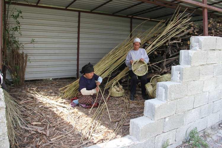 <p>Gülge, zor günleri geride bırakmak için yeniden işlerinin başına dönerek sepet yapımına başladıklarını aktardı.</p>