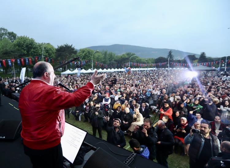 <p>Varank, ayrıca Merinos Parkı'nda gençlerin, kadınların ve kooperatiflerin stantlarını ziyaret ederek çalışmalarına ilişkin bilgi aldı.</p>
