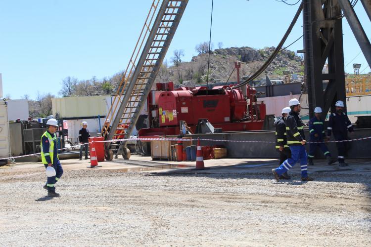 <p><strong>Tüm bunları alt alta koyduğumuzda; petrol, doğal gaz keşifleri, nükleer tesis, yenilenebilir enerji santrallerine verilen teşvikler, bor karbür tesisi ve nadir toprak elementlerindeki ithal ikame çözümler, yüksek teknoloji çözümleri, yani depolama, batarya, elektrikli araçlar ve verimlilik imkanlarını değerlendirdiğimizde önümüzdeki 10 yıl içinde cari açığın azaltılmasında önemli bir avantaj söz konusu olacaktır."</strong></p>
<p> </p>
