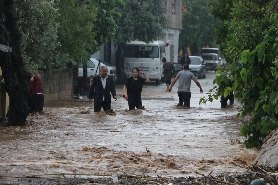 <p>Binada mahsur kalanlar itfaiye ekipleri tarafından kurtarıldı. Otoparktaki araçlar da su içinde kaldı.</p>