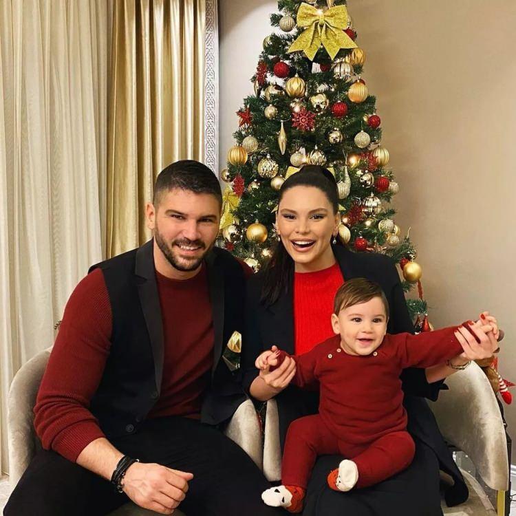 <p><span style="color:#000080"><strong> Arnavut asıllı ünlü isim Almeda Abazi, söz konusu yorumlar için şu ifadeleri kullandı: </strong></span><strong><a href="https://www.yasemin.com/" target="_blank"><span style="color:rgb(255, 255, 255)">(Yasemin.com)</span></a></strong></p>
<p> </p>