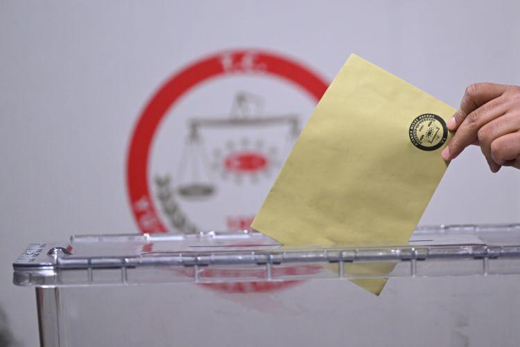<p>Seçmenler, 14 Mayıs 2023 Pazar günü gerçekleştirilecek Cumhurbaşkanı Seçimi ve 28. Dönem Milletvekili Genel Seçimi'nde oylarını 6 adımda kullanacak.</p>
