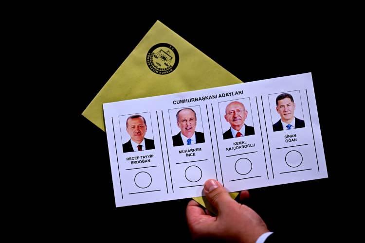 <p> </p>
<p>Buna göre, 14 Mayıs'ta seçmenler, sadece kayıtlı oldukları sandıklarda, adrese gönderilen seçmen bilgi kağıdında yazan yer ve sandıkta oy verecek.</p>
<p> </p>