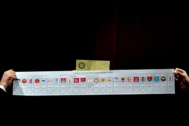 <p>1- Sandığa gitmeden önce nerede oy kullanacağınızı öğrenin, oy kullanma saatlerine dikkat edin:</p>
<p> </p>
<p>Vatandaşlar ilk olarak nerede ve hangi sandıkta oy kullanacağını öğrenecek. Bu bilgileri içeren seçmen bilgi kağıdı eline ulaşmayanlar, YSK'nın internet sitesinden, e-Devlet kapısından veya Seçmen Sorgulama mobil uygulamasından oy kullanacağı yer ve sandık numarasını öğrenebilecek. Seçmen bilgi kağıdının getirilmesi zorunlu olmayacak.</p>