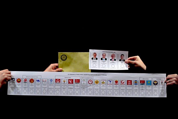 <p>4- Oy pusulasına mühür dışında işaret koymayın:</p>
<p> </p>
<p>Seçmenler, birleşik oy pusulalarında tercih ettiği cumhurbaşkanı adayı, siyasi parti, ittifak veya bağımsız aday için ayrılan bölümden dışarı taşırmadan "TERCİH" veya "EVET" mührünü basarak oyunu kullanacak. Oyun geçerli sayılması için "TERCİH" veya "EVET" mührü dışında oy pusulalarının herhangi bir yerine imza atılmaması, işaret konulmaması gerekecek. Zarfa pusulalar dışında bir şey konulmayacak. Yanlış oy kullandığını düşünen ve yeni pusula isteyen seçmene yenisi verilmeyecek.</p>