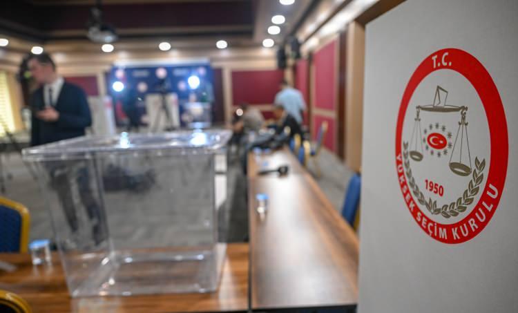 <p>Tüm yurtta oy verme saatleri 08.00-17.00 olarak uygulanacak. Oy vermenin bitiş saati geldiği halde sandık başında oylarını vermek üzere bekleyen seçmenler varsa, sandık kurulu başkanı seçmenleri saydıktan ve kimliklerini aldıktan sonra sırayla oylarını kullanmalarına izin verecek. Saat 17.00'den sonra gelen seçmen oy kullanamayacak.</p>