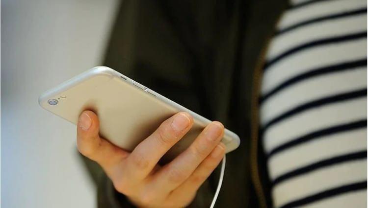<p>3- Cep telefonuyla kabine girmeyin:</p>

<p> </p>

<p>Cep telefonu, fotoğraf veya film makinesi gibi görüntü kaydedici veya haberleşme sağlayıcı cihazlarla oy verme yerine girilmesi yasak olacak. Bu tür cihazların oy verme işlemi bittikten sonra iade edilmek üzere sandık kuruluna bırakılması gerekecek.</p>
