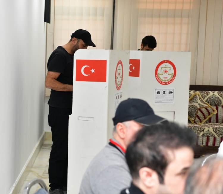 <p>Sandık kurulu ilk olarak ant metnini okuyacak ve başkan tarafından oy sandığı mühürlenecek. Daha sonra oy zarfları sayılacak, oy pusulalarının bulunduğu paketler açılacak ve zarflar ile oy pusulalarının arka yüzlerine mühür basılacak.</p>

<p> </p>
