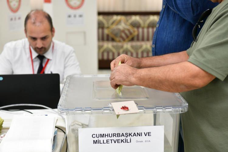 <p>6- Oy kullandıktan sonra imza atmayı unutmayın:</p>

<p> </p>

<p>Seçmen, zarfı sandığa attıktan sonra sandık seçmen listesinde adının bulunduğu yerin karşısına imza atacak.</p>
