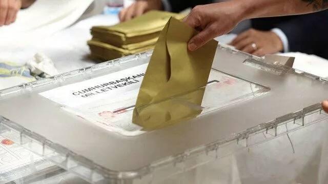 <p>Sandık kurulu görevlisi, seçmenin kimliğini alarak sandık seçmen listesinde ismini bulacak ve kontrollerini yaptıktan sonra Cumhurbaşkanı Seçimi birleşik oy pusulası ve 28. Dönem Milletvekili Genel Seçimi birleşik oy pusulası ile zarf ve mührü vererek kabinde oyunu kullanmasını isteyecek.</p>

<p> </p>

<p>Sandık Kurulu Başkanı, kullanılan oyun geçersiz sayılmaması için, zarfın içine başka bir materyal atılmaması, pusulaların ve zarfın üzerine işaret konulmaması yönünde seçmeni uyaracak ve ikinci bir oy pusulası verilmeyeceğini belirtecek.</p>

<p> </p>

