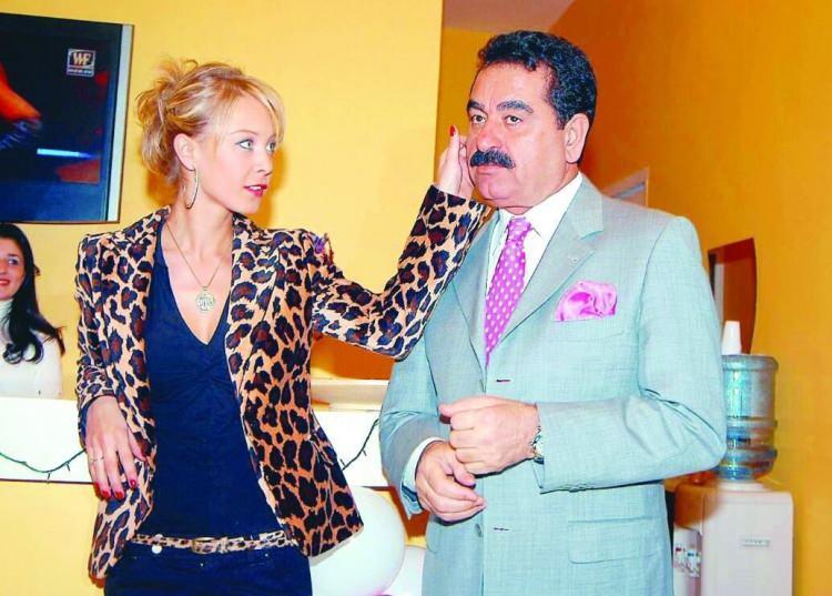 <p><span style="color:#000000"><strong>"İstanbul'a taşınalı bir sene olacak, Televizyonla ilgili birkaç proje var, onunla ilgileniyorum." diyen Yıldız, "İç mimarlığı bıraktım. Televizyona daha fazla ağarlık vereceğim. Sunuculuk düşünüyorum. Evlilik programı için daha önce teklif gelmişti ama sıcak bakmamıştım. Şu an sıcak bakıyorum, teklif gelirse neden olmasın" diyerek tekliflere açık olduğunu dile getirdi.</strong></span></p>