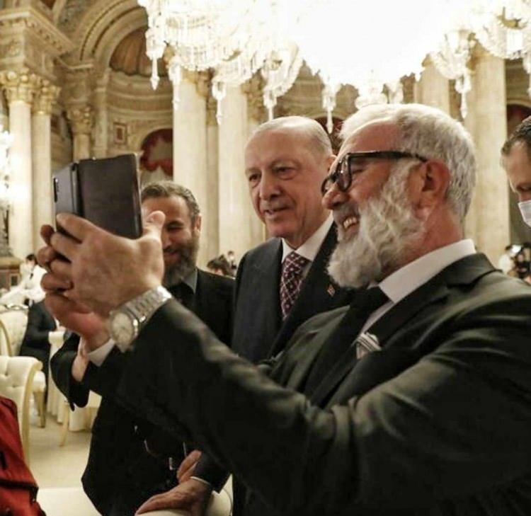 <p><span style="color:#000000"><strong>Başkan Erdoğan ile yan yana y&uuml;r&uuml;rken &ccedil;ekildiği karelerini sevenlerinin beğenisine sunan &uuml;nl&uuml; oyuncunun g&ouml;nderisine d&uuml;şt&uuml;ğ&uuml; "Zafere doğru" şeklindeki not ise dikkat &ccedil;ekti.&nbsp;</strong></span></p>
