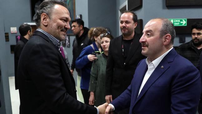 <p><span style="color:#000080"><strong>Bursa'dan milletvekili adayı olan Sanayi ve Teknoloji Bakanı Mustafa Varank, 'Güldür Güldür Show’un Bursa Kültürpark Açıkhava Tiyatrosu’nda sahnelenen gösteriyi keyifle izledi. Varank, daha sonra kulise geçerek burada sanatçıları ve moderatör Ali Sunal'ı tebrik etti.</strong></span></p>
<p><span style="color:#000080"><strong>Mustafa Varank, BKM'nin kurucusu Yılmaz Erdoğan ile de telefonda görüşerek çalışmalarında başarılar diledi. </strong></span><strong><a href="https://www.yasemin.com/" target="_blank"><span style="color:rgb(255, 255, 255)">(Yasemin.com)</span></a></strong></p>