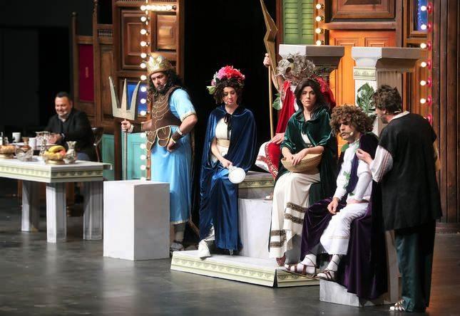 <p><span style="color:#000080"><strong>Kamuoyunda büyük yankı uyandıran Mustafa Varank'ın açıklamasını ele alan 'Güldür Güldür Show' ekibi </strong></span><span style="color:#008080"><strong>"Türkler Uzaya Giderse"</strong></span><span style="color:#000080"><strong> isimli bir skeç sergiledi. </strong></span><strong><a href="https://www.yasemin.com/" target="_blank"><span style="color:rgb(255, 255, 255)">(Yasemin.com)</span></a></strong></p>