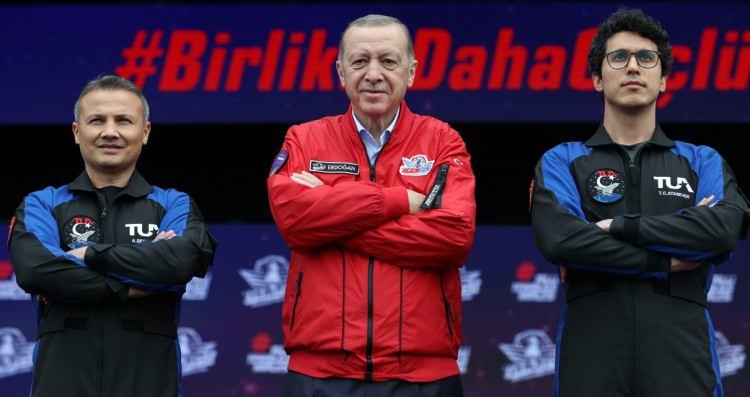<p><span style="color:#000080"><strong>Bakan Varank'ın açıklamasından bir ay sonra Türkiye Uzay Ajansı, Türk Uzay Yolcusu ve Bilim Misyonu'na yapılan binlerce başvurunun ardından zorlu testlerden geçen Alper Gezeravcı ve Tuva Cihangir Atasever, Türk uzay yolcuları olarak belirlendi. Cumhurbaşkanı Recep Tayyip Erdoğan, TEKNOFEST 2023’de Gezeravcı ve Atasever’i Türkiye’ye tanıttı. </strong></span><strong><a href="https://www.yasemin.com/" target="_blank"><span style="color:rgb(255, 255, 255)">(Yasemin.com)</span></a></strong></p>
