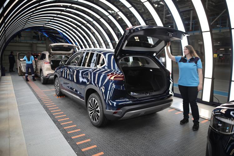 <p>Togg CEO'su Mehmet Gürcan Karakaş, basın test sürüşünün ardından tüm basın mensuplarının katıldığı toplantıda bir sunum yaptı. Sunumun ardından soruları yanıtlayan Karakaş, Togg'un bir araç havuzu olmadığını ve yeni siparişlerin gelecek yılın nisan-mayıs ayında yeniden başlayabileceğine işaret etti.</p>
