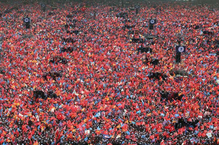<p>AK Parti'nin "Büyük İstanbul Mitingi" Atatürk Havalimanı'nda gerçekleştirildi. Binlerce vatandaş miting alanını hınca hınç doldurdu. Tarihe geçen mitinge katılım sayısı bir milyon 700 bin olarak açıklandı.</p>
