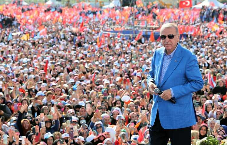 <p><strong>GÜÇ GÖSTERİSİ</strong></p>

<p>France 24 bu gelişmeyi '<strong>Cumhurbaşkanı Erdoğan, İstanbul'da güç gösterisi mitingi düzenledi: Kazanacağız' </strong>başlığı ile okurlarına sundu.</p>

<p>Haberde 'Erdoğan, Pazar günü yapılacak seçimler öncesinde bir güç gösterisi mitingi için topladığı taraftar denizine seslendi' denildi.</p>
