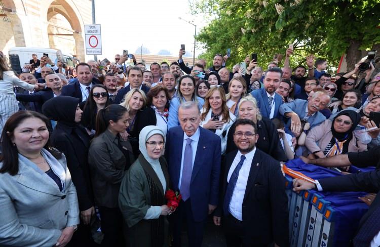 <p>Cumhurbaşkanı ve AK Parti Genel Başkanı Recep Tayyip Erdoğan, partisince Edirne Selimiye Meydanı'nda düzenlenen mitinge katıldı. Cumhurbaşkanı Erdoğan ve eşi Emine Erdoğan, miting sonrası vatandaşlarla hatıra fotoğrafı çektirdi.</p>
<p> </p>