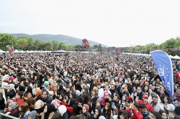 <p>Aynı zamanda AK Parti Bursa 2. Bölge birinci sıra milletvekili adayı olan Varank da yaptığı selamlama konuşmasında Büyük Bursa Buluşması'nı gerçekleştirdiklerini, coşkunun çok güzel olduğunu dile getirerek, "Önümüzdeki günlerde genç kardeşlerimizle, kadınlarla, Bursalı hemşehrilerimizle 'Türkiye Yüzyılı'nda, Bursa yüzyılında hep beraber olacağız." diye konuştu.</p>