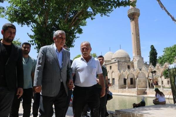 <p>Her gün gölden oksijen değerini aldık. Yaptığımız çalışmaların sonunda sel ve depreminin balıklarımıza ve gölümüze ciddi bir zarar vermediğini gördük. Felaketlerin ardından çamur renginin hakim olduğu gölde şimdi renk olumluya döndü" diye konuştu.</p>