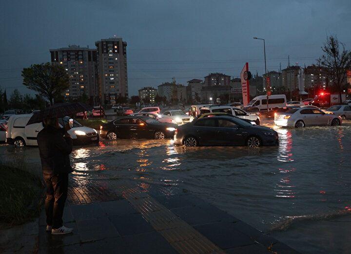 <p>Su baskınları nedeniyle araç sürücüleri trafikte ilerlemekte zorlanırken Batıkent semtindeki bazı mahallelerde elektrik kesintisi yaşanıyor.</p>
