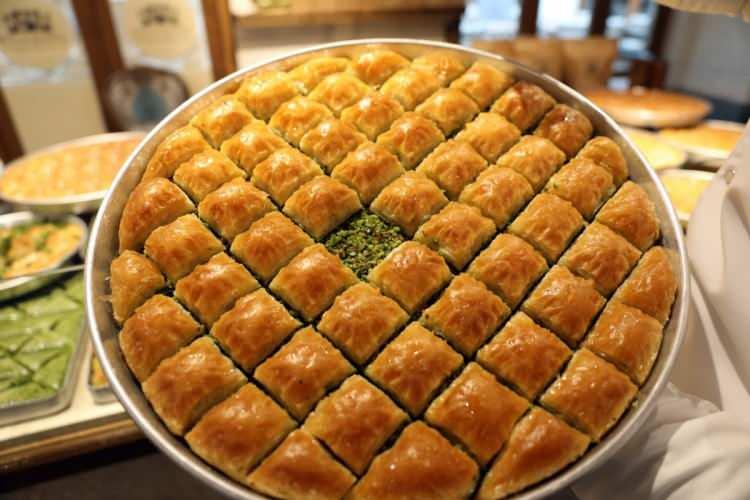 <p><span style="color:#B22222"><strong>GAZİANTEP BAKLAVASI</strong></span></p>
<p><strong>Tüm dünyaya nam salan gaziantep baklavası şerbetli tatlılar arasında yer alır.</strong></p>