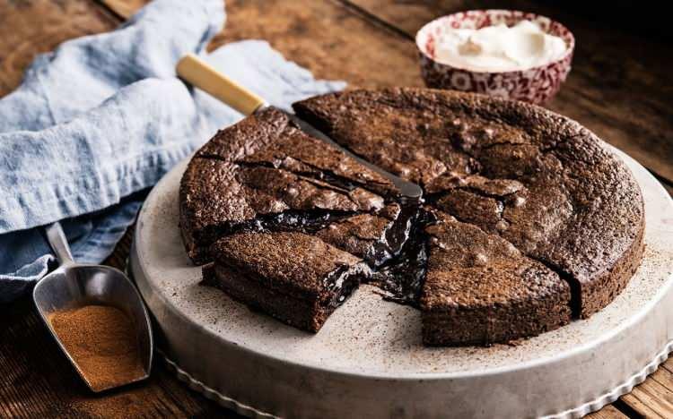 <p><span style="color:#B22222"><strong>KLADDKAKA</strong></span></p>
<p><strong>İsviçre'nin en popüler tatlıları arasında yer alır. </strong></p>