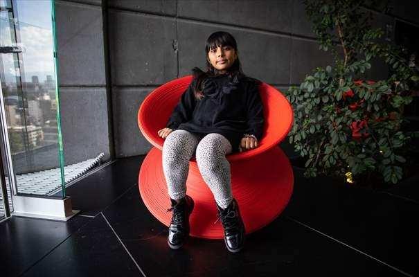 <p><span style="color:#000000"><strong>Adhara'nın annesi Nayeli S&aacute;nchez yaşadıkları s&uuml;reci "&Ouml;ğretmenler onunla empati kuramıyordu, &ouml;devlerini bitirmesini istiyorlardı. Kendini dışlamaya başladı, sınıf arkadaşlarıyla oynamak istemedi, kendini tuhaf, farklı hissetti. Bir s&uuml;re okula gitti ama sonra gitmedi. Uyuyor, bir şeyler yapmak istemiyordu. &Ccedil;ok depresyondaydı, insanlar empati kuramıyordu, onunla dalga ge&ccedil;iyorlardı" şeklinde anlattı.</strong></span></p>
