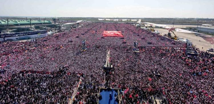 <p><strong>"Erdoğan gerçekten kaybeder mi?"</strong> sorusuna da yanıt arandı. Yapılan analizde <strong>"Erdoğan, Türkiye'nin en uzun süre görev yapan lideri. Türkiye, Erdoğan'ı üzmeyecek gibi. 69 yaşındaki Erdoğan seçim kampanyası yolunda kendini evinde hissediyor"</strong> denildi.</p>