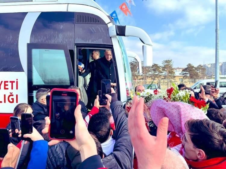 <p>Haberde CHP lideri ve cumhurbaşkanı adayı Kemal Kılıçdaroğlu'ndan da bahsedildi.</p>

<p>Bugüne kadar Erdoğan'a karşı her daim kaybettiğine vurgu yapılırken, aslında İstanbul Belediye Başkanı Ekrem İmamoğlu'nun CHP tabanında popüler olduğuna vurgu yapıldı.</p>
