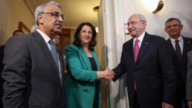<p>Muhalafet ile iktidarın birbirine çeşitli suçlamalarda bulunduğundan bahsedilen haberde muhalefetin özellikle terör örgütü PKK'ya destek vermesinden dolayı hükümet tarafından suçlandığına dikkat çekildi.</p>
