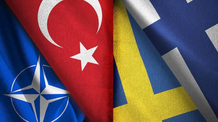 <p>Haberde ayrıca başka bir noktaya daha dikkat çekildi: İsveç ve NATO. <strong>"Belki de hiçbir ülke 14 Mayıs seçimlerini İsveç kadar yakından takip etmiyor"</strong> denilen haberde Türkiye'nin taleplerini yerine getirmediği için İsveç'in NATO'ya girmesine onay vermediği hatırlatıldı.</p>
