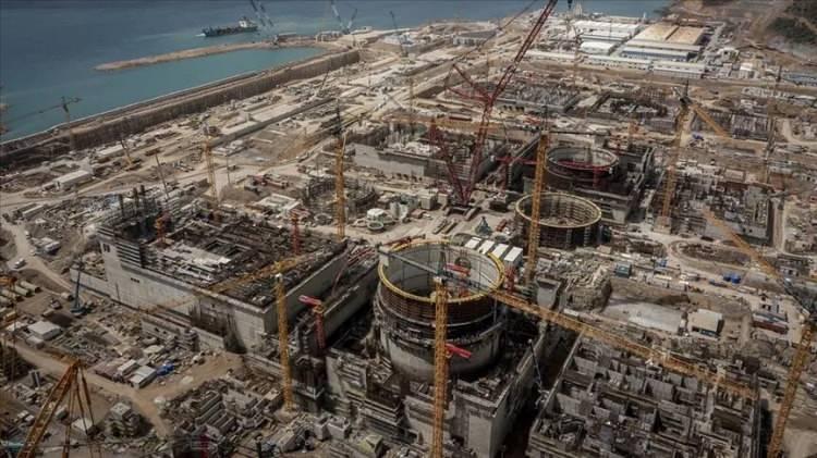 <p>Eksen devletler kendilerini b&uuml;y&uuml;k g&uuml;&ccedil;lerin &ccedil;ıkar alanlarının kesiştiği konumlarda bulurlar.</p>

<p>Bu nedenle de T&uuml;rkiye olduk&ccedil;a &ouml;nemli bir devlet konumuna geliyor.</p>
