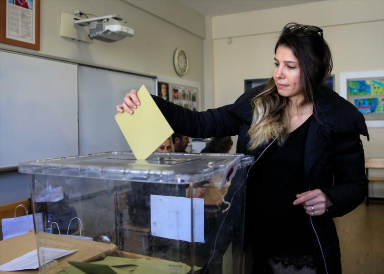 <p>D&uuml;nyanın &ccedil;ok kutuplu bir d&ouml;neme girdiğinden bahsedilen haberde <strong>'"T&uuml;rkiye gibi &ouml;nemli noktada bulunan devletlerin tercihleri giderek daha &ouml;nemli hale geldi. Şu anki belirsiz d&uuml;nya d&uuml;zeninde T&uuml;rkiye'nin ne tarafta olacağı daha &ouml;nce hi&ccedil; olmadığı kadar &ouml;nemli"</strong> denildi.</p>
