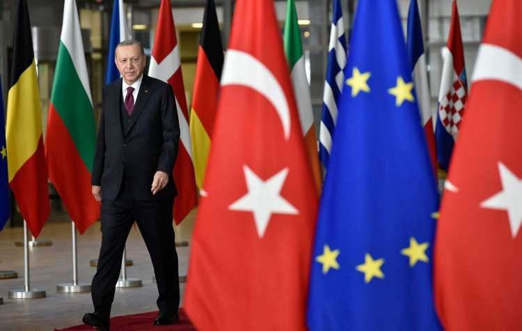 <p>T&uuml;rkiye'nin Batı ile ilişkilerine de değinilen haberde Avrupa Birliği'ne (AB) T&uuml;rkiye'nin yıllardır girmemiş olmasından bahsedilerek&nbsp;<strong>"AB T&uuml;rkiye'ye anlamlı bir kapı a&ccedil;mıyorsa, T&uuml;rkiye'den de bir şey beklemesi doğru olmayacaktır"</strong>&nbsp;denildi.</p>
