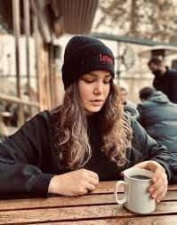 <p><span style="color:#800000"><strong>Özşişman, bu arada oyunculuk eğitimine de devam ediyor.</strong></span></p>
<p> </p>