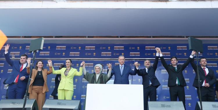 <p><span style="color:#2F4F4F"><strong>Erdoğan, resmi Twitter hesabından yaptığı paylaşımla Kırklareli, Edirne ve Tekirdağlılara </strong></span><span style="color:#800000"><strong>"Biz birlikte Türkiye'yiz"</strong></span><span style="color:#2F4F4F"><strong> diyerek teşekkürlerini sundu. </strong></span><strong><a href="https://www.yasemin.com/" target="_blank"><span style="color:rgb(255, 255, 255)">(Yasemin.com)</span></a></strong></p>
<p><strong>(AK Parti Kırklareli Mitingi)</strong></p>