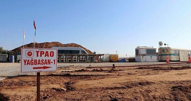 <p>Şuanda TPAO'ya bağlı ekipler tarafından söz konusu alana Atbaşı diye bilinen mekanik sistem kuruldu. Bu sistem ile bölgede deneme üretimine geçilmiş durumda. Buradan çıkan numuneler, tankerlerle Aliağa'ya gönderiliyor. </p>