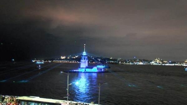 <p>Vatandaşlar, yaklaşık 30 dakika süren ışık ve lazer gösterisine büyük ilgi gösterdi. Yapılan gösteriyi izlemek ve o anları görüntülemek isteyen vatandaşlar Üsküdar sahile akın etti.</p>