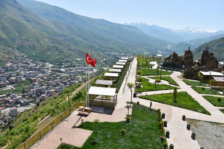 <p><strong>"Çok güzel bir ortam oluşturulmuş"</strong></p>

<p>Vatandaşlardan Mehdi Sever ise ilçeye çok güzel bir sosyal yaşam alanının kazandırıldığını bildirerek, "İlçe sakinlerinin yanı sıra başka yerlerden gelenler de buraya ilgi gösteriyor. Herkes çok beğeniyor.</p>
