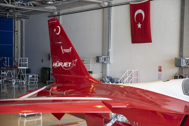 <p>Türkiye'nin ilk jet motorlu uçağı HÜRJET Projesi'nde görev alan "anneler", uçağı çocuklarına gösterdikleri titizlik ve özenle geliştiriyor.</p>
