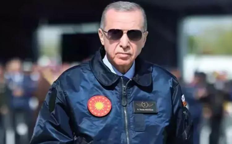<p>Türkiye, cumhurbaşkanlığı ve 28. dönem milletvekili seçimleri için sandığa giderken, seçime sayılı saatler kala ünlü isimlerden Cumhurbaşkanı Erdoğan'a destek mesajları geldi.</p>
