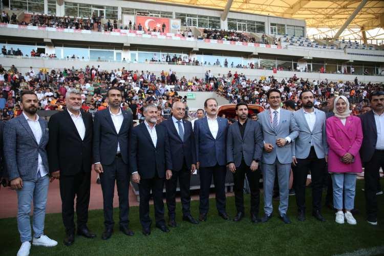 <p>Hatayspor Teknik Direktörü Volkan Demirel de bütün herkesin ilk günden beri yanlarında olduğunu belirterek, "Buradaki çocuklarımızı mutlu etmek için buradayız. İnşallah seneye maçlarımızı burada oynayacağız. Mersin halkının bu desteğini her zaman bekliyoruz. Bugün için emeği geçenlere teşekkür ediyorum" ifadelerini kullandı.</p>
