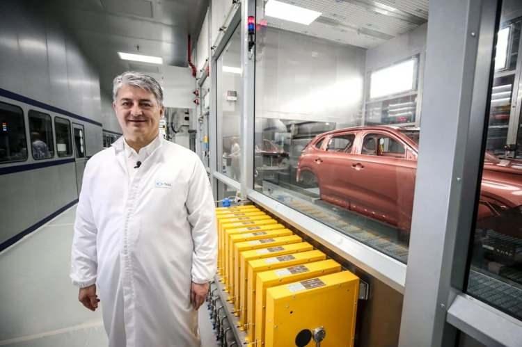 <p>"Fiyatlarda bir değişiklik yok. Şu an için bir ihtiyaç görmedik. Bu şu anlama gelmiyor. Fiyatımız yıl sonuna kadar sabit diye bir şey yok yani. Böyle bir böyle bir dünya yok zaten. Fiyatı pazar belirliyor. Ama şu anlaşılmasın yanlışlıkla, bunun özellikle altını çizmek isterim. Çok ilgi var diye fiyat arttırmak gibi bir şey yok bu dünyada. Sizi pazar anında cezalandırılır.</p>
