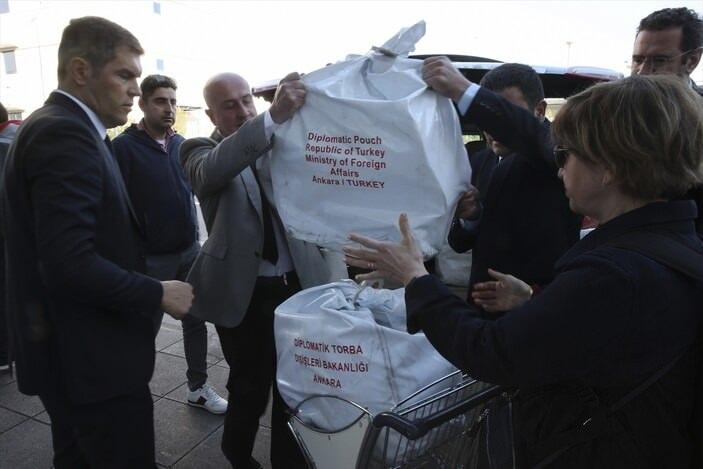 <p><strong>DİĞER SANDIKLARLA BİRLİKTE AÇILACAK</strong></p>
<p>Yurt dışı seçmenlerin kullandığı oylar, Türkiye'de 14 Mayıs Pazar günü saat 17.00'de oy verme işleminin tamamlanmasının ardından diğer sandıklarla birlikte açılacak.</p>
<p>Bu oyların sayım ve dökümleri Yurt Dışı İlçe Seçim Kurulu Başkanlığı'nın nezaretinde yapılacak.</p>