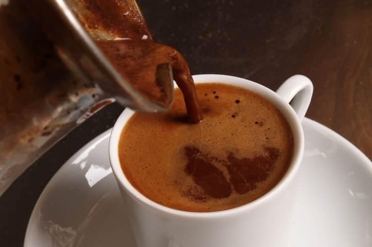 <p><strong>Kahve tiryakilerin sabah kalkar kalkmaz kahve içme alışkanlığı sonrası birçok uzman isim vücudun biyolojik saatine göre kahve tüketilmesi gerektiği konusuna dikkat çekiyor. Yapılan araştırmalar Sabah aç karnına tüketilen kahve; mide rahatsızlıklarına, uykusuzluğa ve sinire neden olduğu ortaya çıktı. </strong></p>
