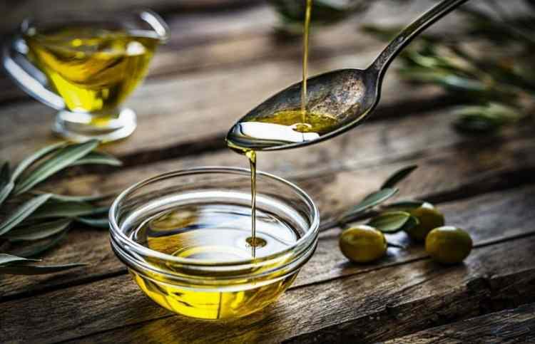 <p><span style="color:#8B4513"><strong>Genel olarak, Cleveland Clinic'e göre, diyetinizde idareli kullanılmalıdır. Araştırmalar, zeytinyağının daha sağlıklı bir seçim olduğunu ve bazı kanıtlarla birlikte kalp hastalığı riskini azaltmaya yardımcı olabileceğini öne sürüyor.</strong></span></p>