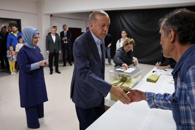 <p>Cumhurbaşkanı Recep Tayyip Erdoğan, Cumhurbaşkanı ve 28. Dönem Milletvekili Genel Seçimi için oyunu Üsküdar’daki Saffet Çebi Ortaokulu’nda kullandı.<br />
<br />
Erdoğan’ın oy kullandığı 3279 numaralı sandıkta sayım tamamlandı. Sandıkta kayıtlı 380 seçmenden 364'ü oy kullandı, 7 oy geçersiz sayılırken, 1 oy da zarfta işaret olduğu için açmadan geçersiz sayıldı.<br />
<br />
Cumhurbaşkanlığı seçimleri için sandıktan Cumhur İttifakı’nın adayı Recep Tayyip Erdoğan 212 Millet İttifakı adayı Kemal Kılıçdaroğlu 132 oy, Ata İttifakı’nın Cumhurbaşkanı adayı Sinan Oğan ise 12 oy aldı. Adaylıktan çekilen Memleket Partisi Genel Başkanı Muharrem İnce’ye ise oy çıkmadı.</p>
