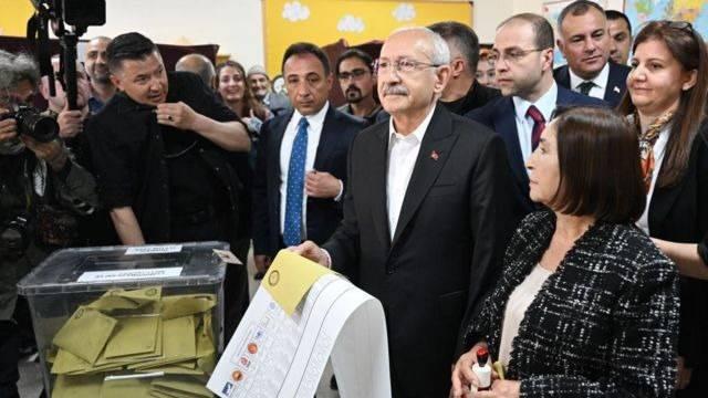 <p>CHP Genel Başkanı ve Millet İttifakı'nın Cumhurbaşkanı Adayı Kemal Kılıçdaroğlu, Cumhurbaşkanı Seçimi ve 28'inci Dönem Milletvekili Seçimi için Ankara'da Arjantin İlkokulu'nda oyunu kullandı.<br />
<br />
Kılıçdaroğlu'na, 4221 numaralı sandıktan 229 oy, Cumhur İttifakı'nın adayı Cumhurbaşkanı Erdoğan'a 90 oy, ATA İttifakı'nın cumhurbaşkanı adayı Sinan Oğan'a 6 oy çıktı. 331 seçmenin oy kullandığı sandıktan 5 oy boş çıkarken, 1 oy geçersiz sayıldı.</p>
